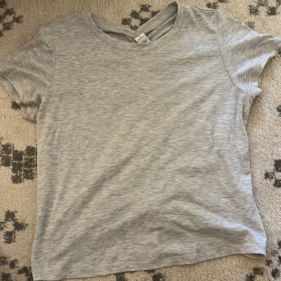 Perfect loungewear top that can become a crop. Adjustable in the back with a tie - Picture 1 of 2